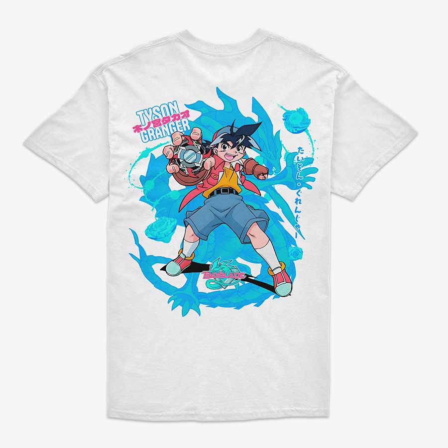 Espalda de una polera blanca con una ilustracion de Tyson Granger, listo para lanzar su Beyblade con el nombre Tyson Granger escrito.