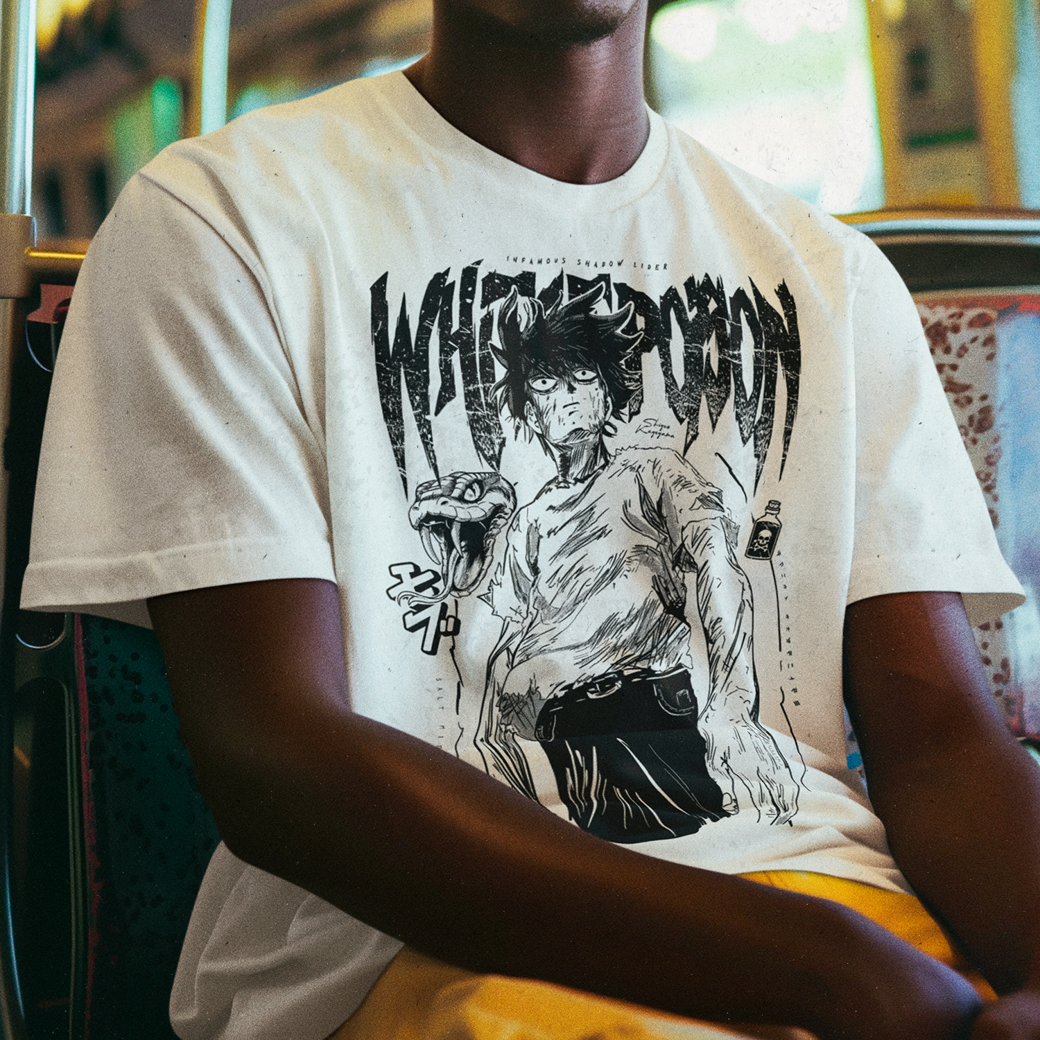 Hombre usando Polera Blanca White T Poison Mob Psycho 100