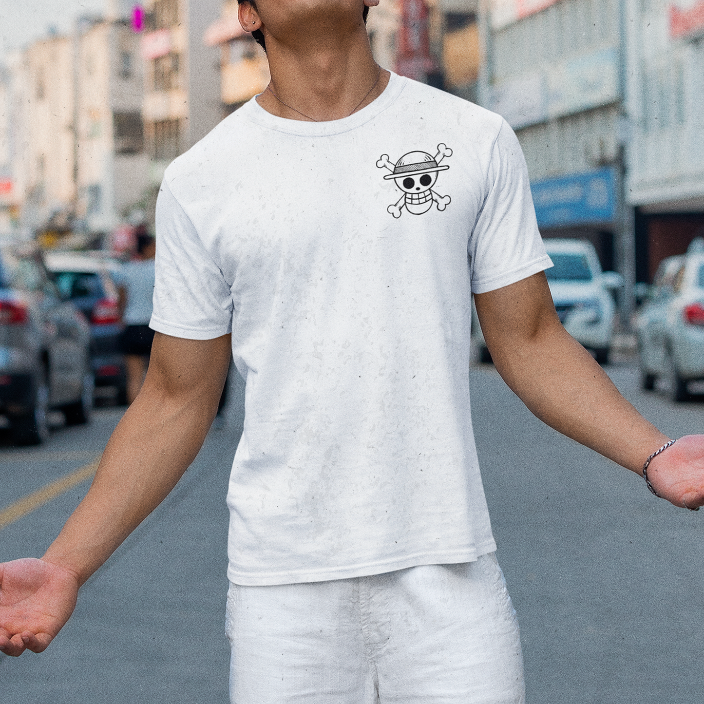 Hombre usando polera blanca Jolly Roger Piratas del Sombrero de Paja