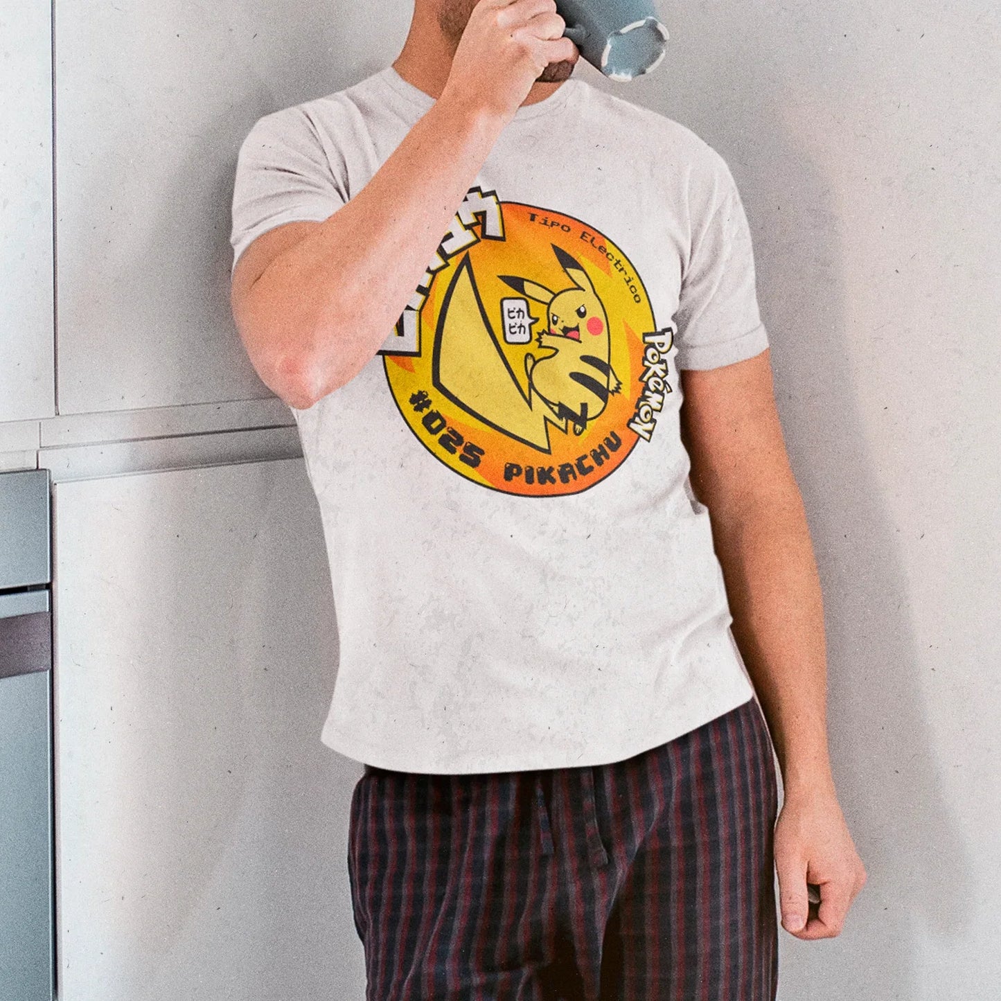 Modelo Usando Polera Blanca Pikachu