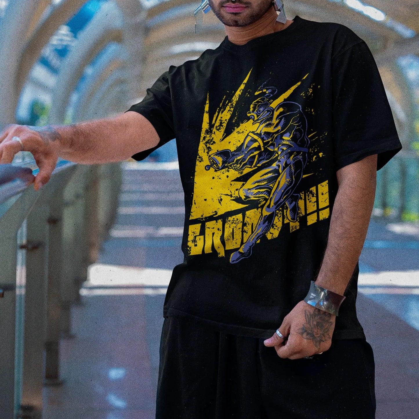 Modelo Usando una Polera Negra Earthworm Jim Exclusiva