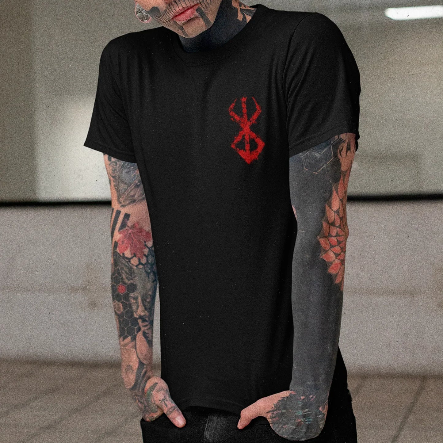 Modelo mostrando pecho con símbolo en rojo Berserk