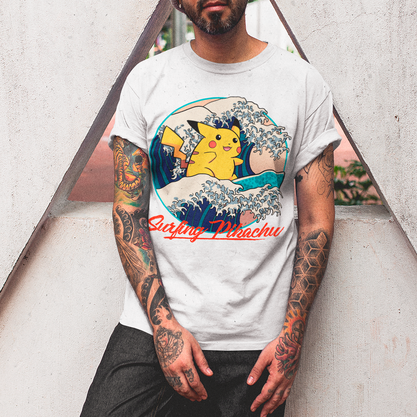 Modelo usando Polera Surfing Pikachu Pokémon blanco
