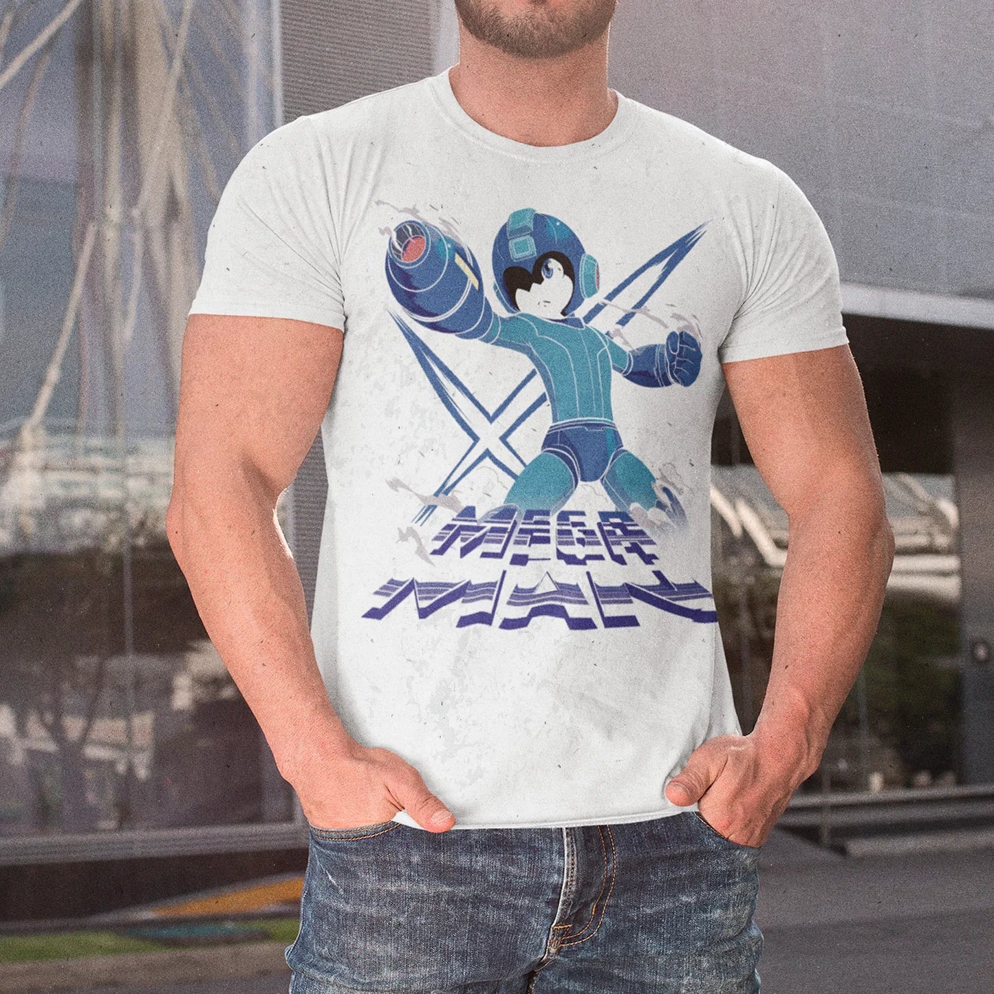 Modelo usando polera blanca de mega man
