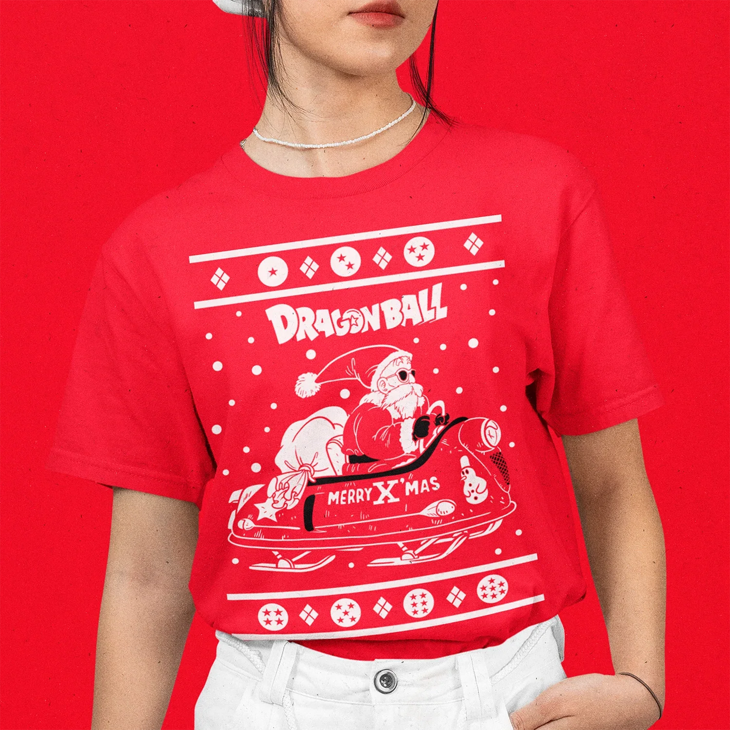 Modelo usando polera del Maestro Roshi Viejito Pascuero Dragon Ball