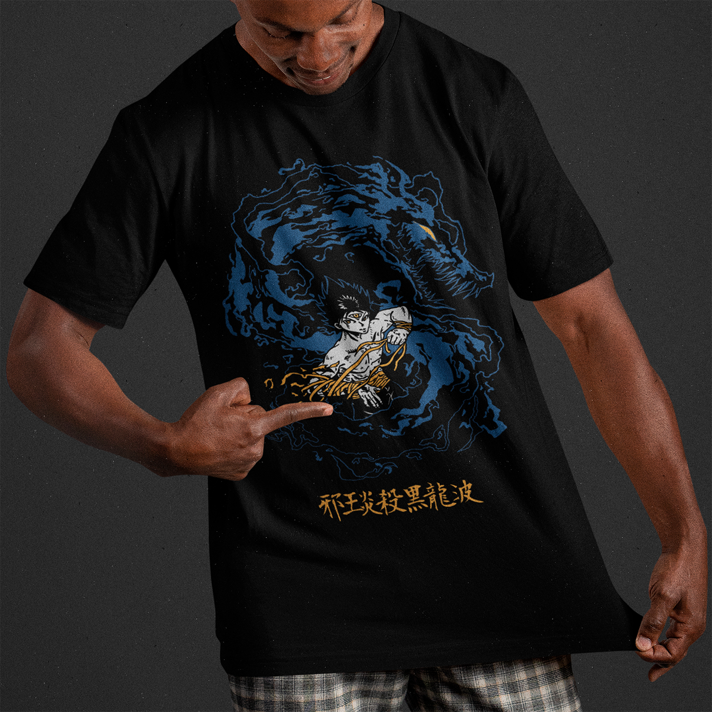 Modelo usando polera negra hiei yu yu hakusho apuntando