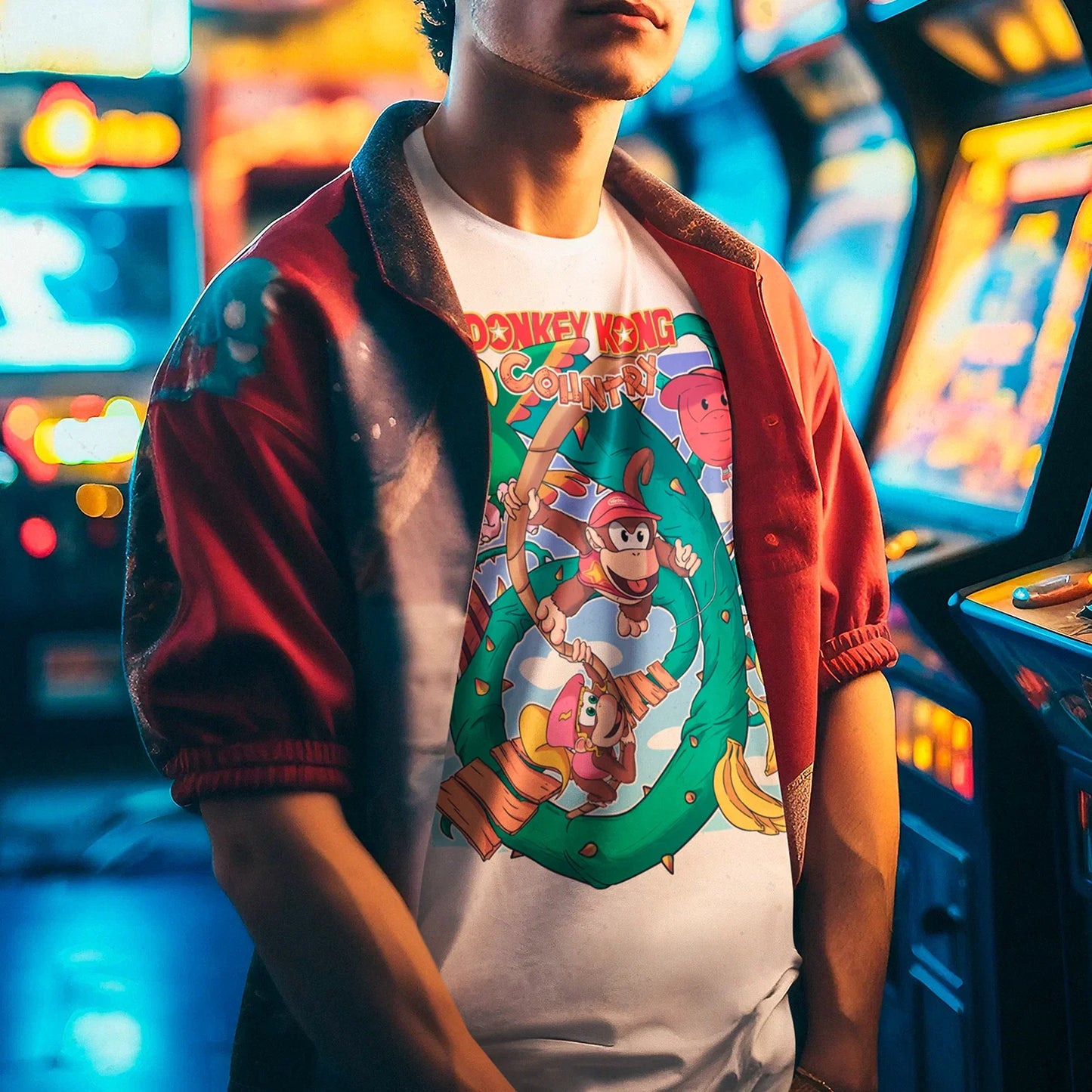 Modelo usando polera retro de Donkey Kong Country 2