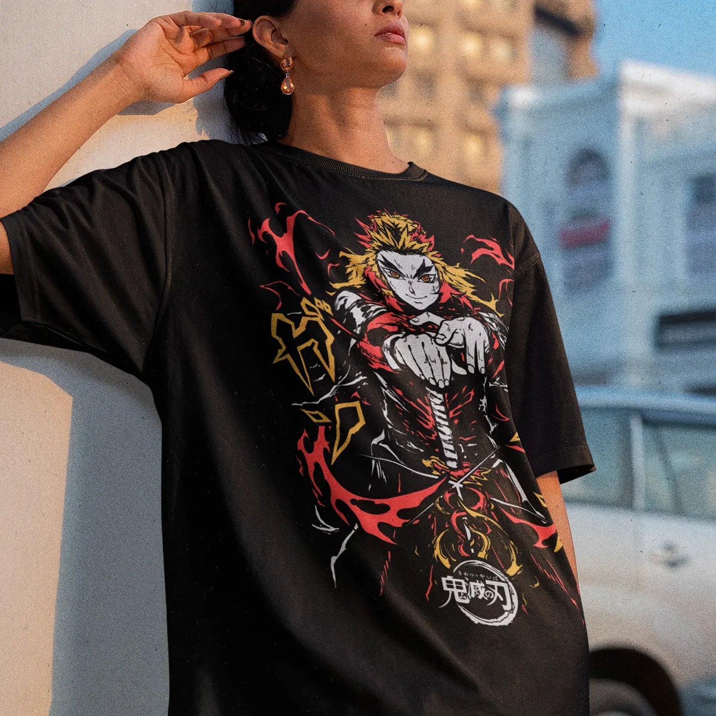 Mujer Usando Polera Negra Kyojuro Rengoku Kimetsu No Yaiba