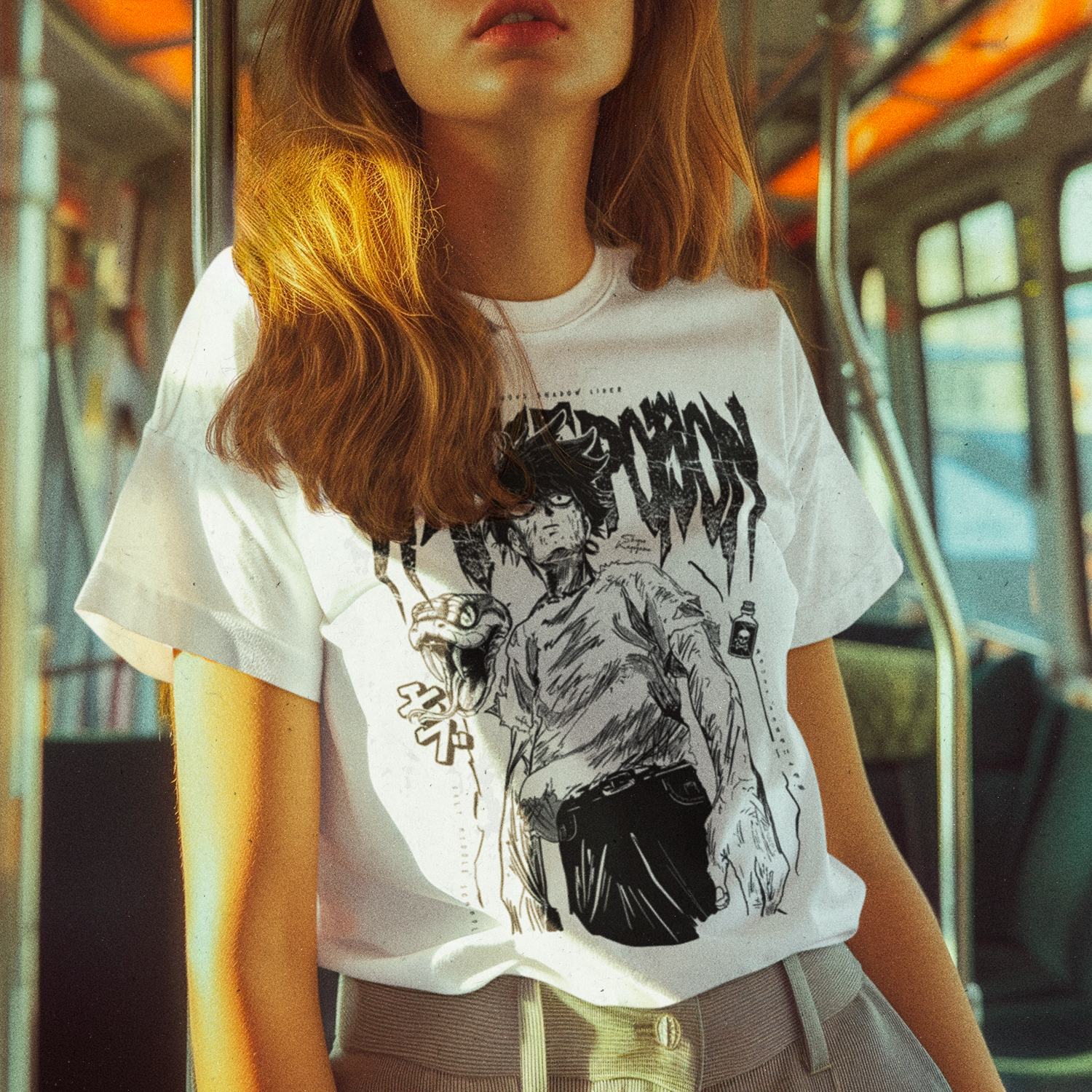 Mujer usando Polera Blanca White T Poison Mob Psycho 100