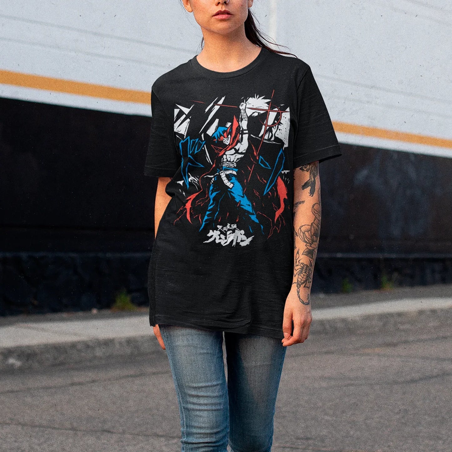 Mujer usando Polera Negra Kamina Tengen Toppa Gurren Lagann