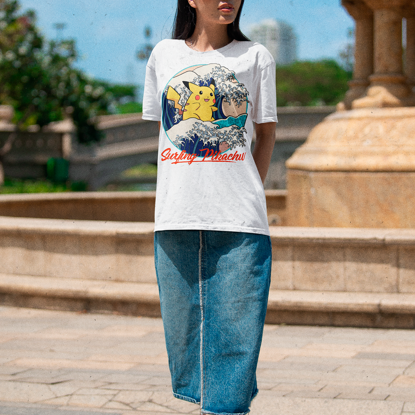 Mujer usando Polera Surfing Pikachu Pokémon blanco