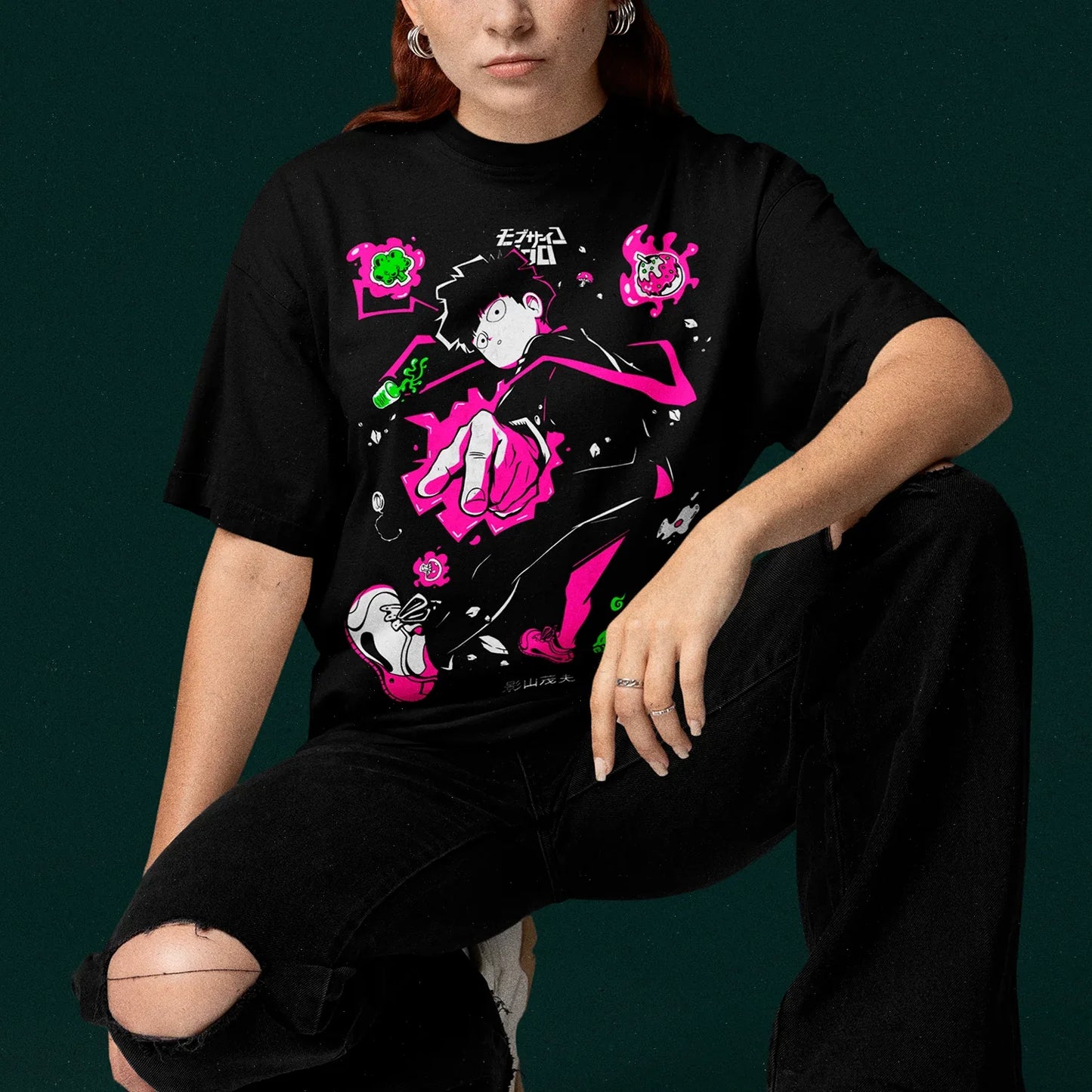 Mujer usando polera mob psycho 100