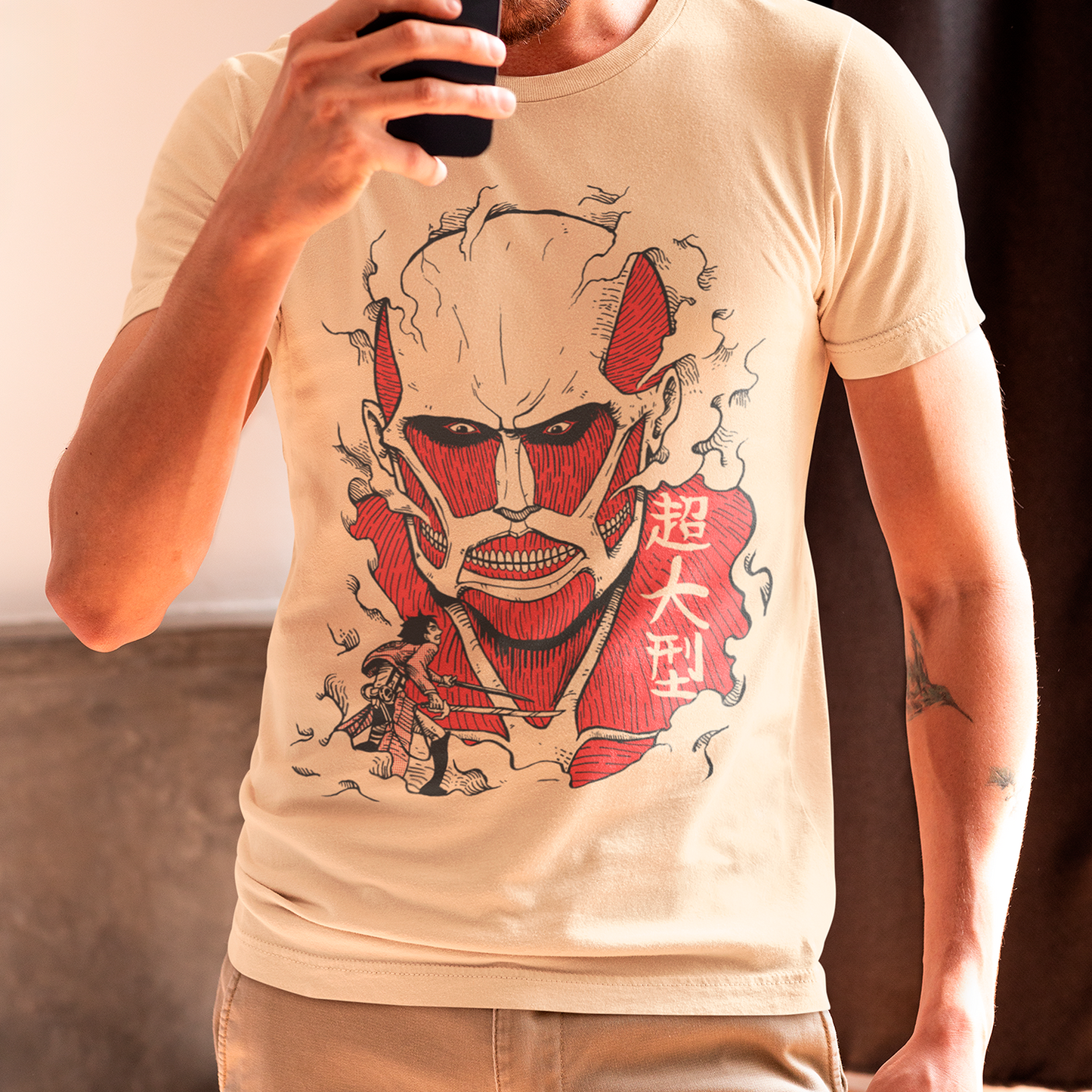 Persona usando polera de anime Ataque a los Titanes con diseño de Eren Jaeger vs Titán Colosal