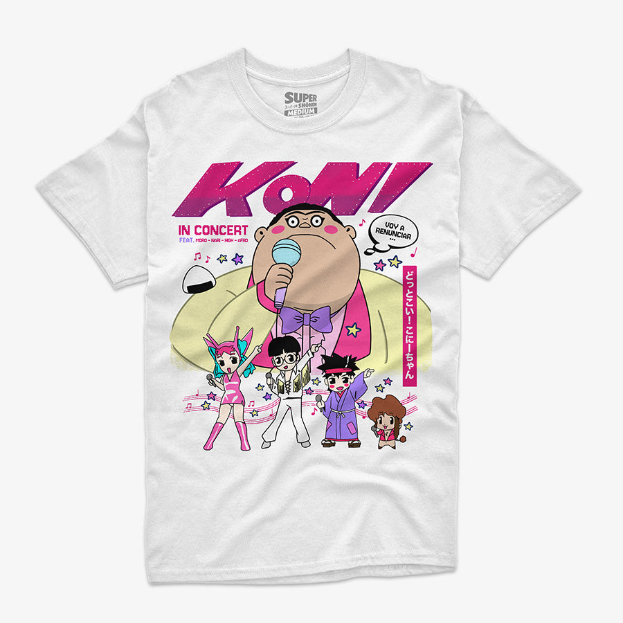 Polera blanca con una gran ilustracion del personaje Koni-Chan en el centro cantando en un microfono, rodeado de cuatro personajes mas pequenos bailando. El texto 'KONI IN CONCERT' aparece arriba. El diseno es el mismo para el frente
