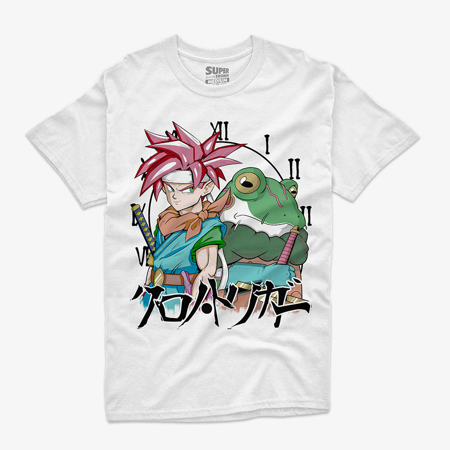 Polera blanca de Chrono Trigger con una ilustración a color de Crono y Frog juntos, con el título del juego en japonés abajo y números romanos de fondo.