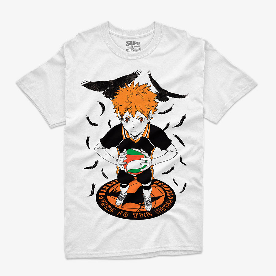 Polera blanca de Haikyuu!! con una ilustración frontal de Hinata Shouyou en su uniforme de Karasuno, sosteniendo una pelota de voleibol, rodeado de cuervos y plumas