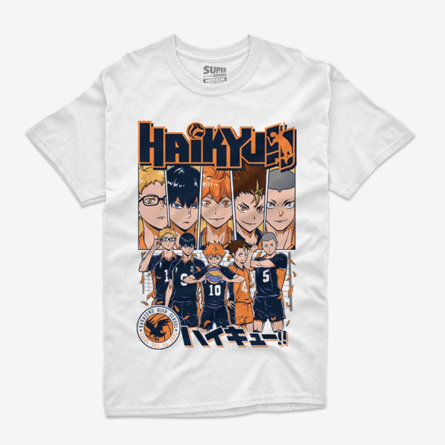 Polera blanca estampada con los integrantes del equipo de voleibol Karasuno de Haikyuu!! en formación