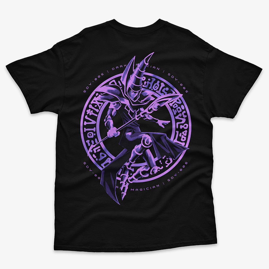 Polera negra con una gran ilustración en la espalda del personaje Mago Oscuro dentro de un círculo de invocación