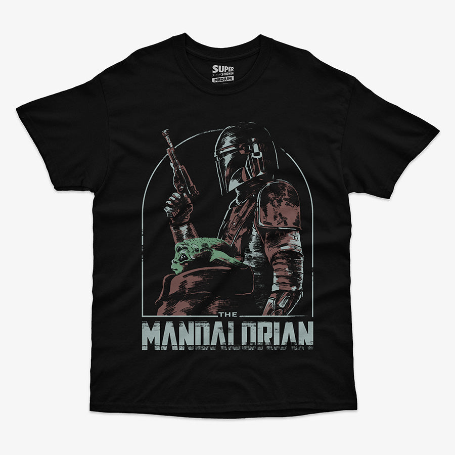 Polera negra con una ilustración de The Mandalorian sosteniendo a Grogu, con el logo de la serie abajo