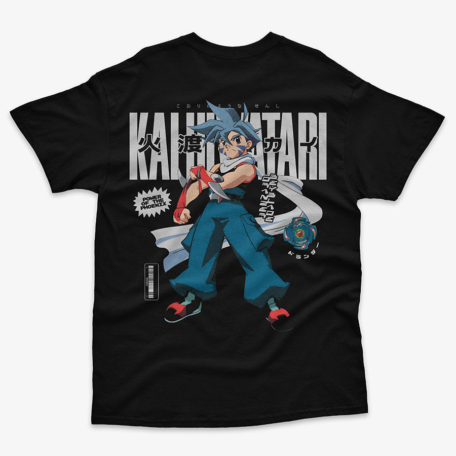 Polera negra de cuello redondo de Beyblade. En la espalda, muestra una ilustracion grande del personaje Kai Hiwatari con su cabello azul y ropa de batalla, junto con su Beyblade Dranzer