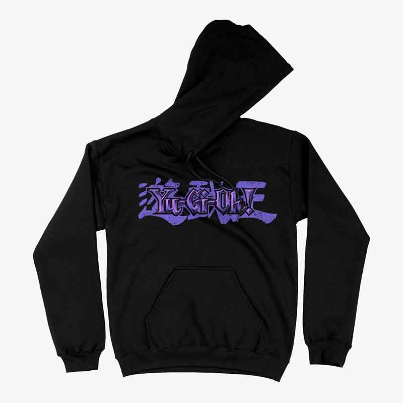 Polerón negro con el logo de Yu-Gi-Oh! en color morado en el pecho