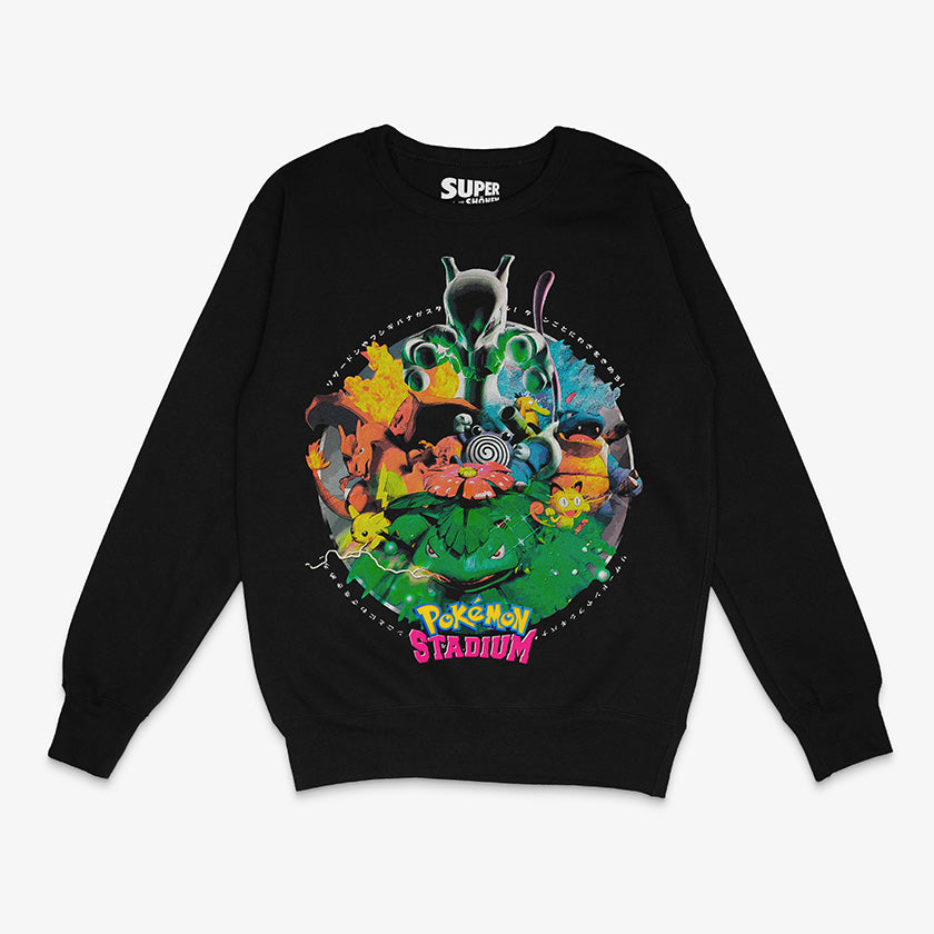 Polerón negro de Pokémon Stadium. Diseño frontal circular con los personajes principales de la primera generación, como Mewtwo, Charizard, Blastoise y Venusaur, rodeados por el texto 'Pokémon Stadium' y caracteres japoneses.