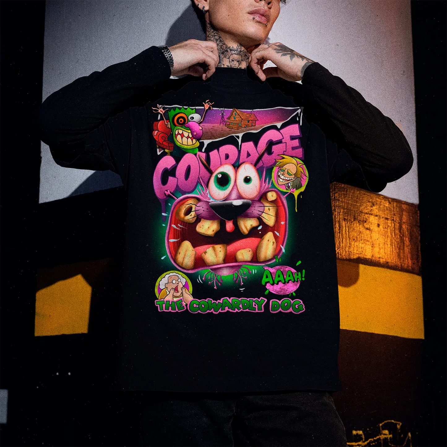 hombre joven usando polera negra con diseno de coraje el perro cobarde