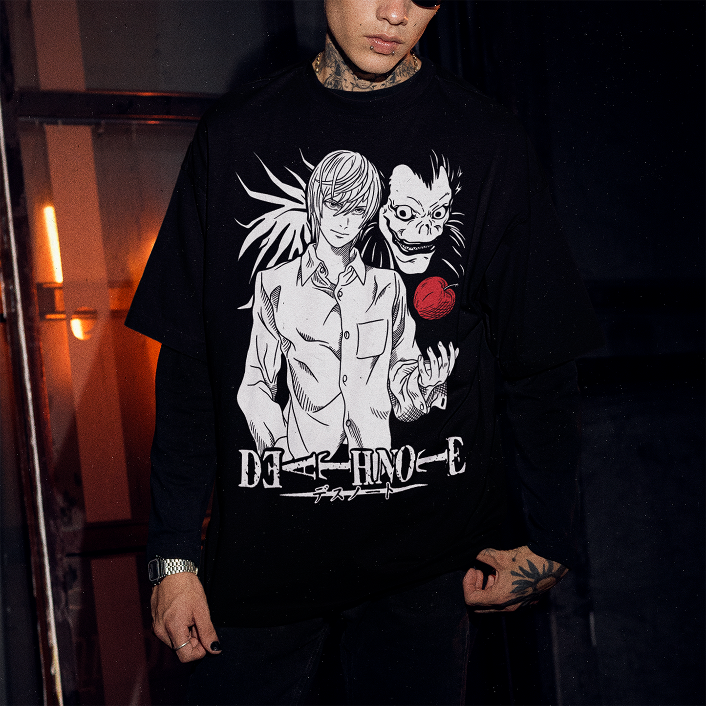 Hombre usando polera Death Note con diseño de Light y Ryuk, anime clásico