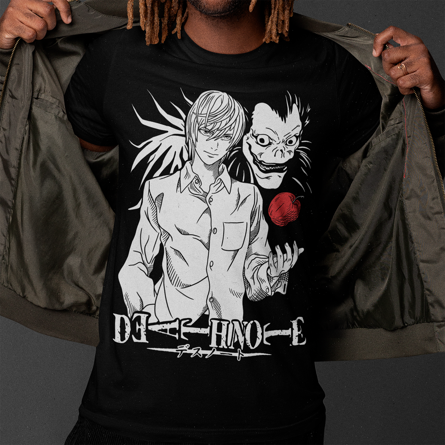 Hombre usando polera Death Note con diseño de Light y Ryuk, anime japonés