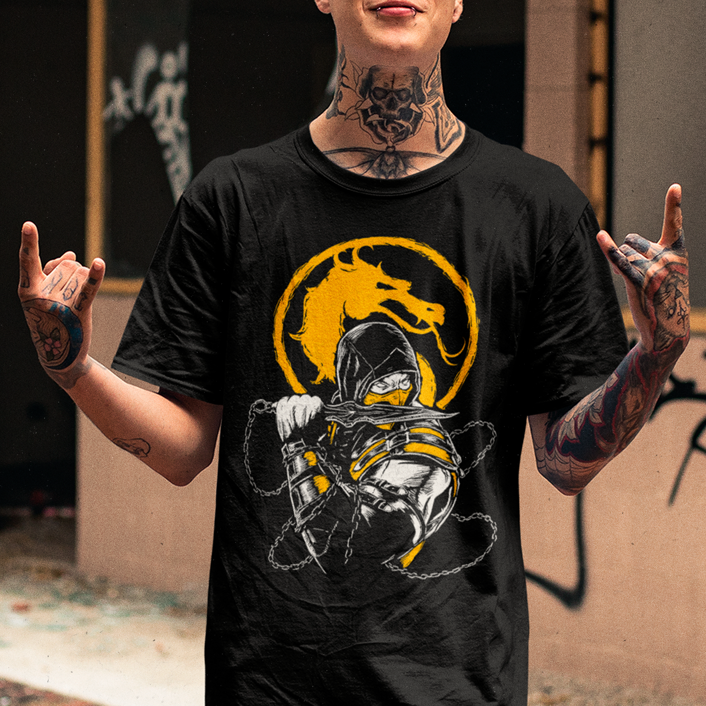 Hombre usando Polera Negra Scorpion Mortal Kombat
