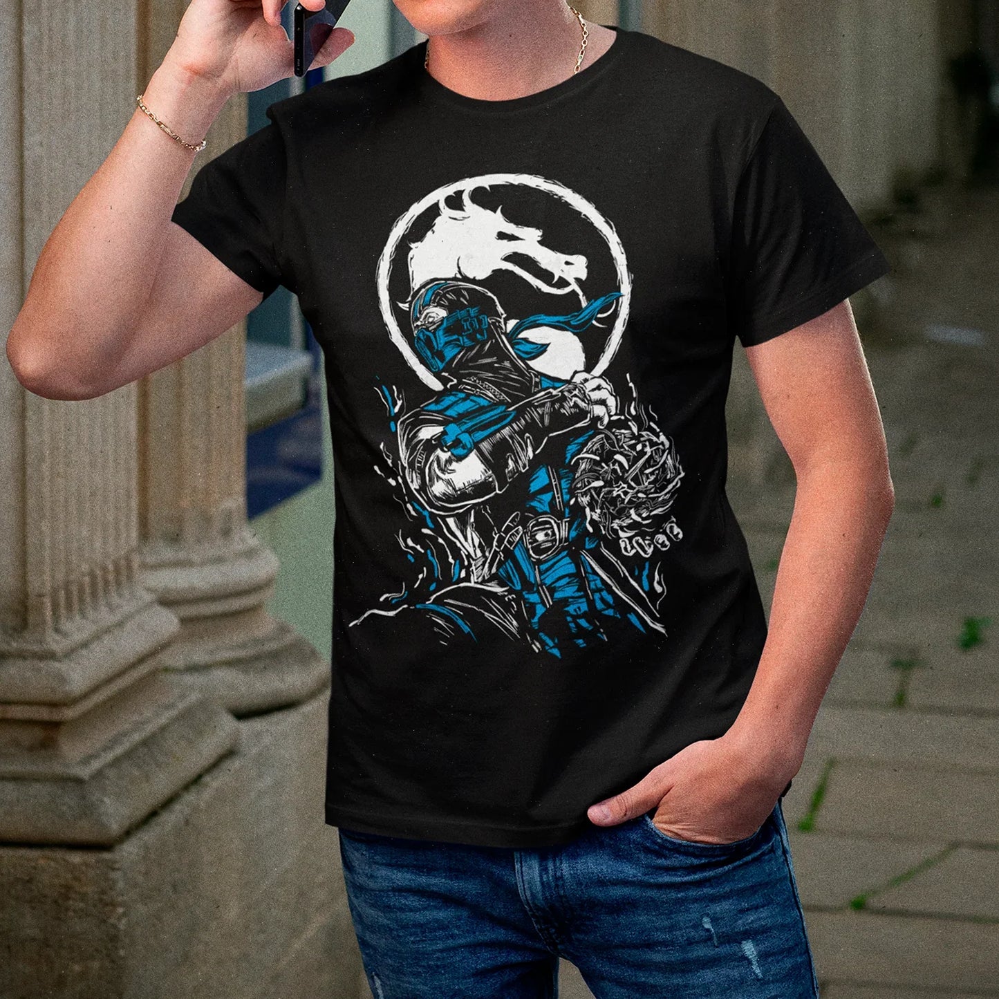 Hombre usando Polera Sub-Zero Mortal Kombat