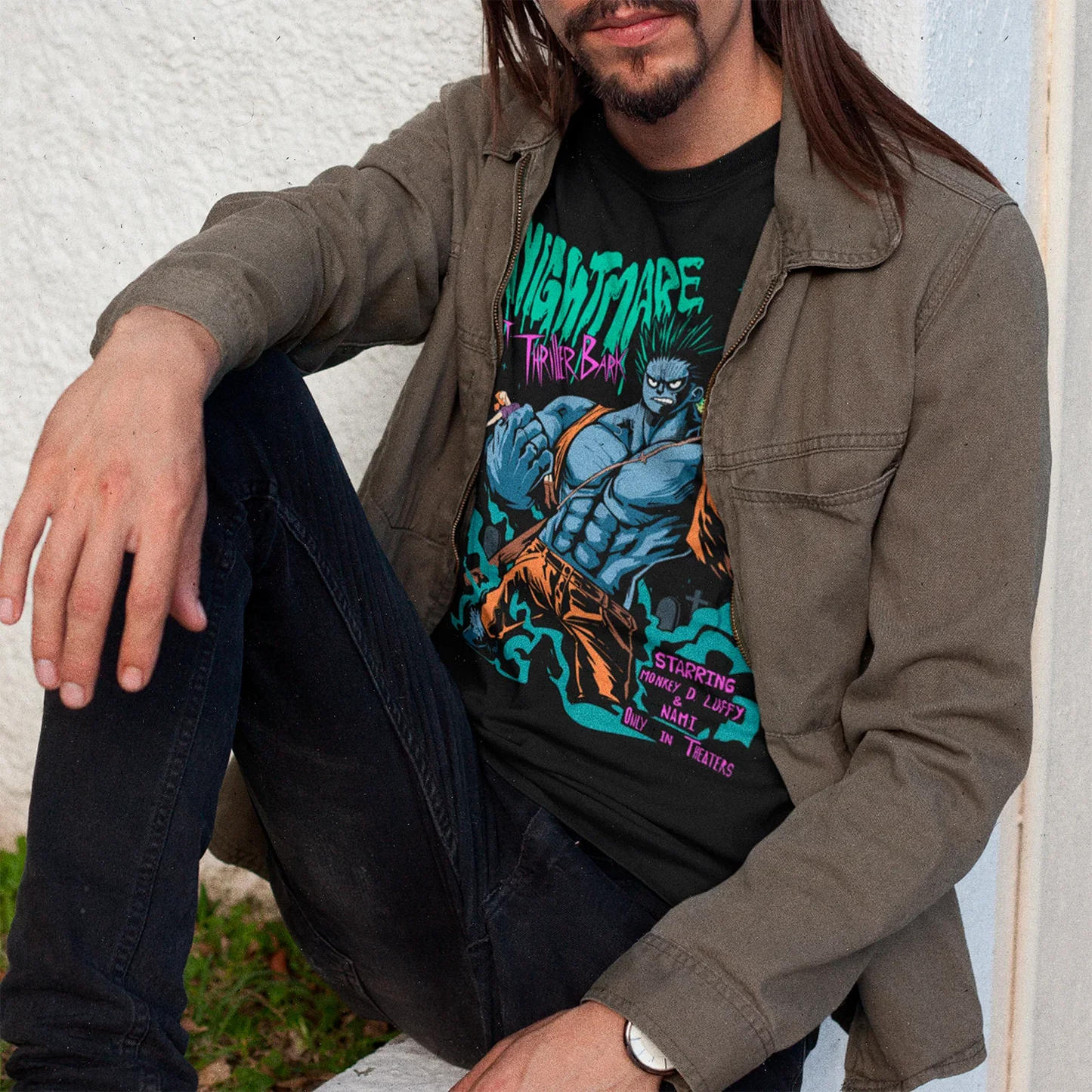 hombre usando poleron tipo polo con diseno de luffy thriller bark debajo de una chaqueta