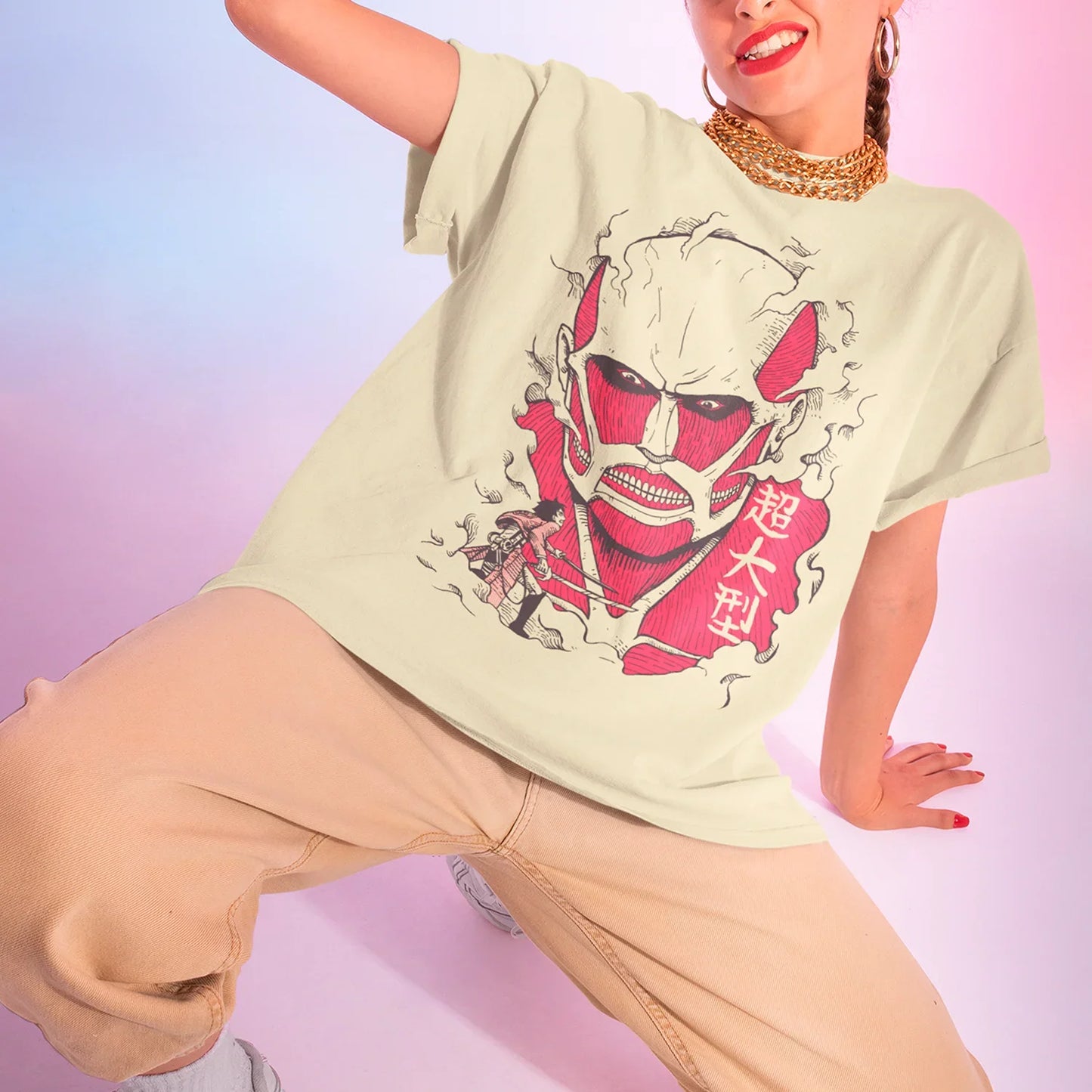 Mujer posando con polera con ilustración Titán Colosal y Eren en polera de Attack on Titan DTG 100% algodón.