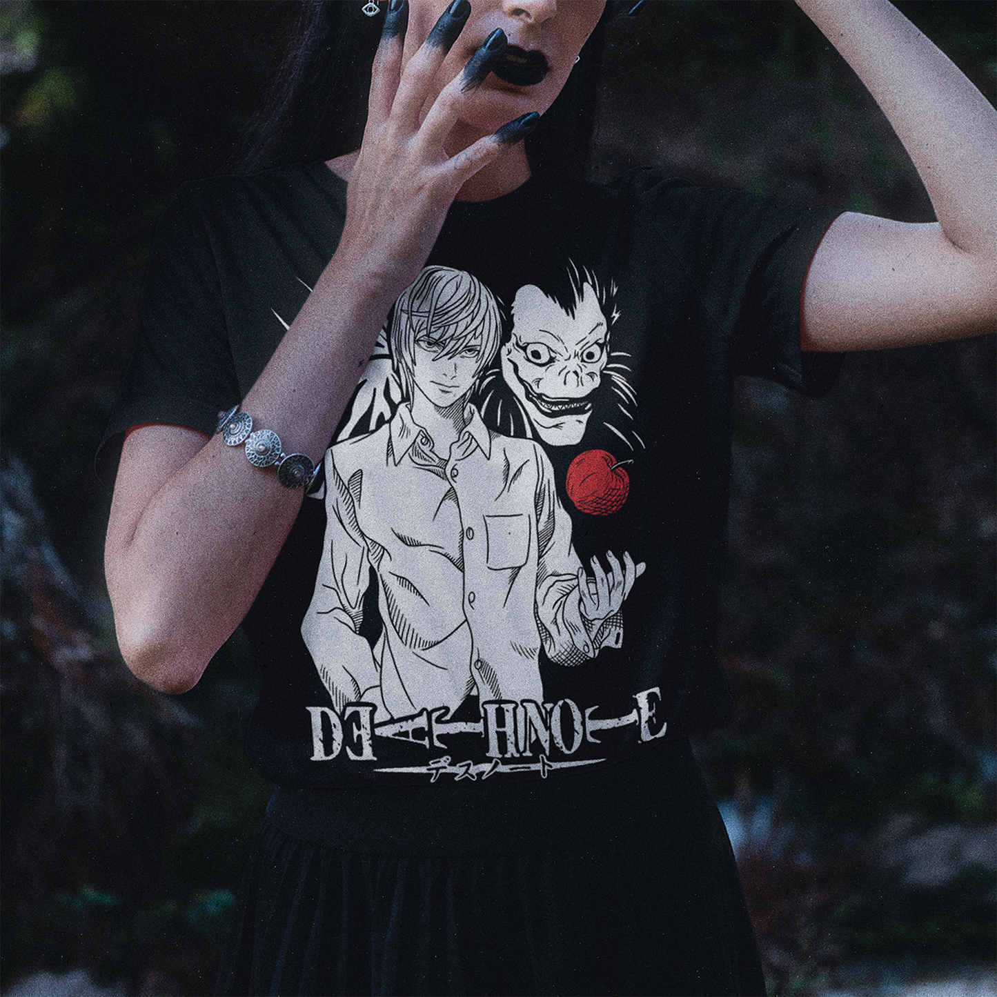 Mujer usando polera Death Note con diseño de Light y Ryuk, anime japonés