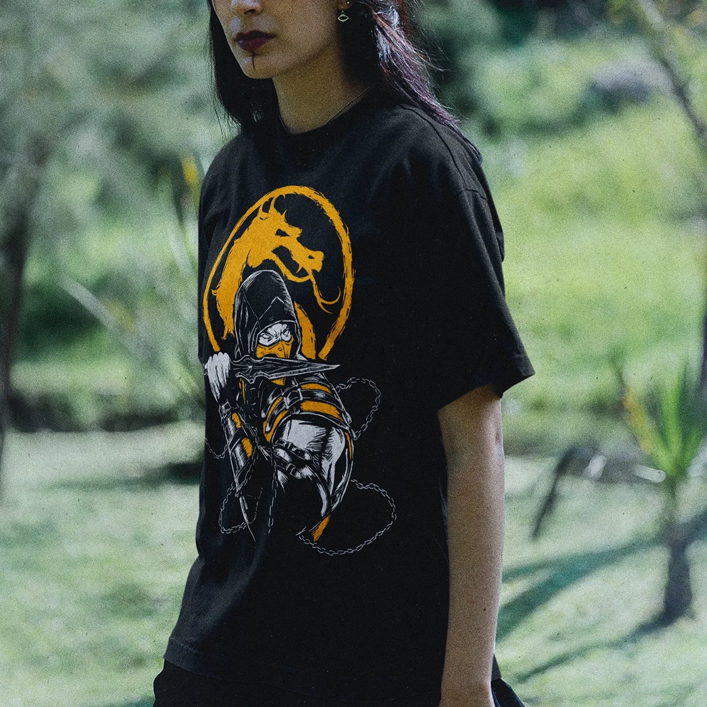 Mujer usando Polera Negra Scorpion Mortal Kombat