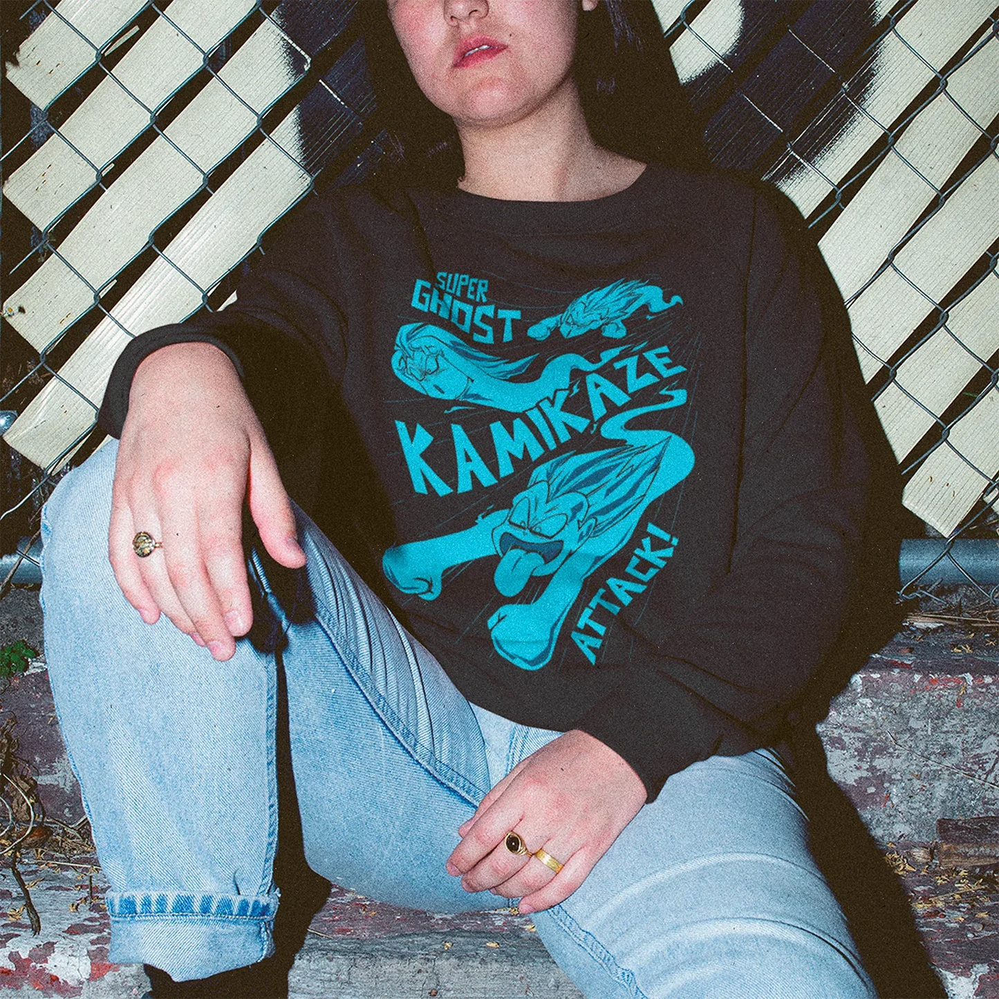 mujer usando poleron negro de dragon ball con diseno de gotenks fantasmas