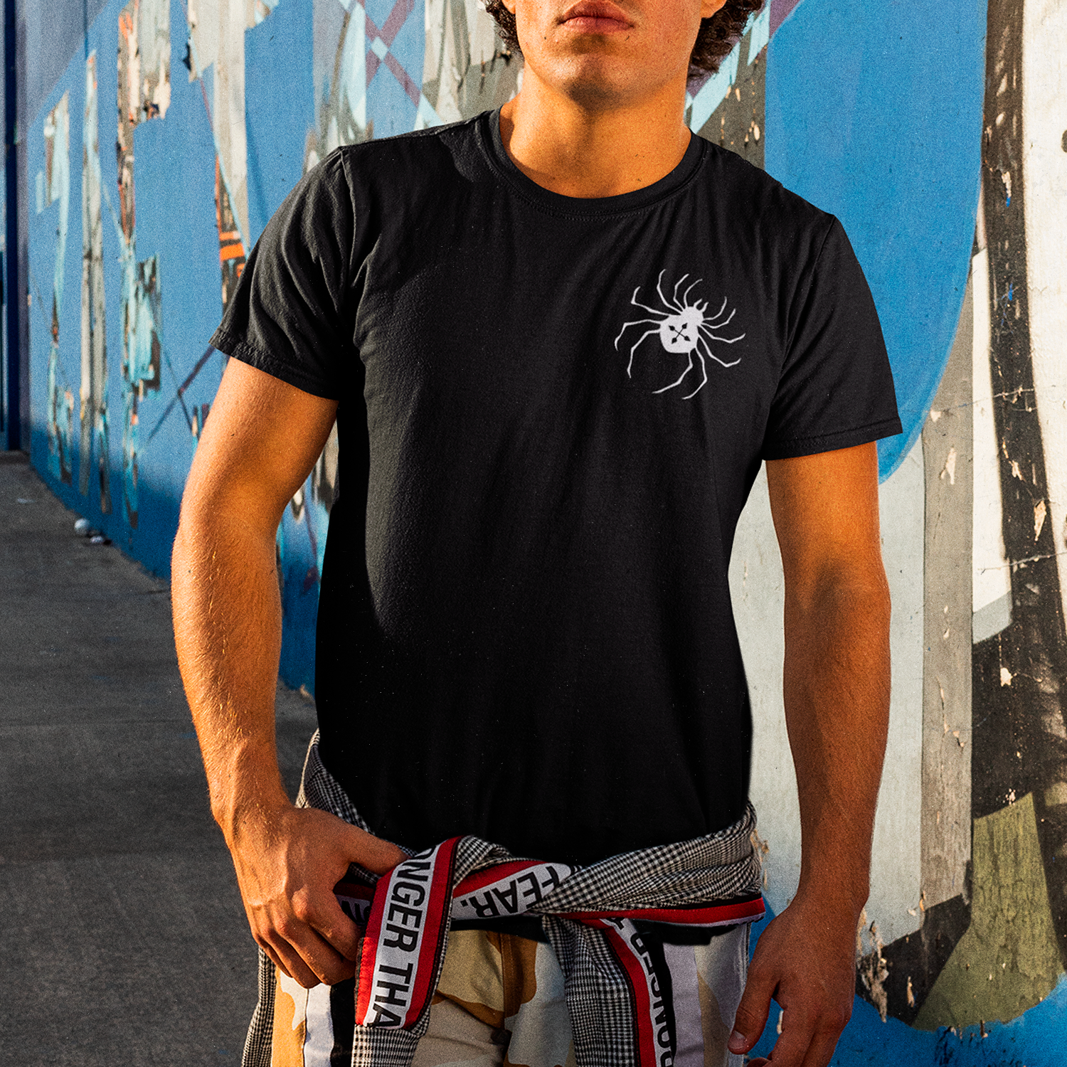 Hombre con Polera Negra de la Araña Genei Ryodan Brigada Fantasma