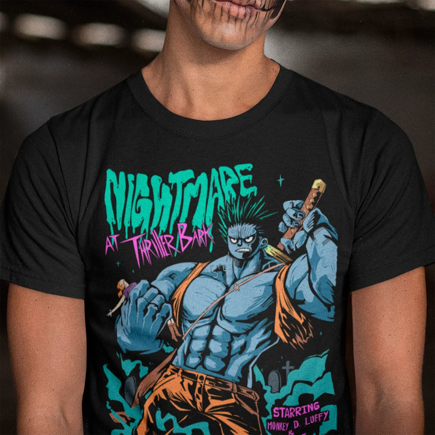 Hombre usando una polera negra de Luffy inspirada en One Piece Thriller Bark