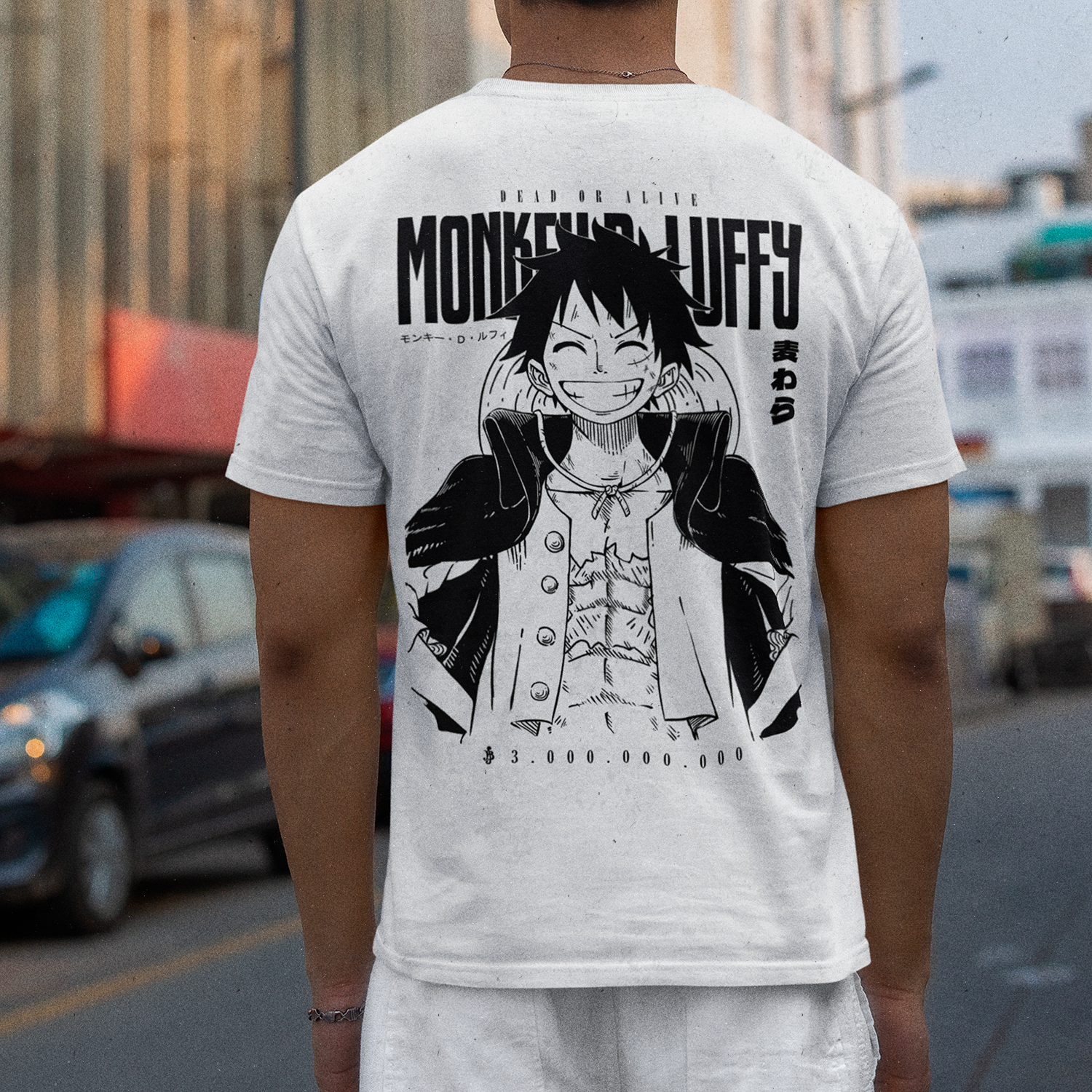 Hombre usando polera blanca espalda monkey d luffy wanted 