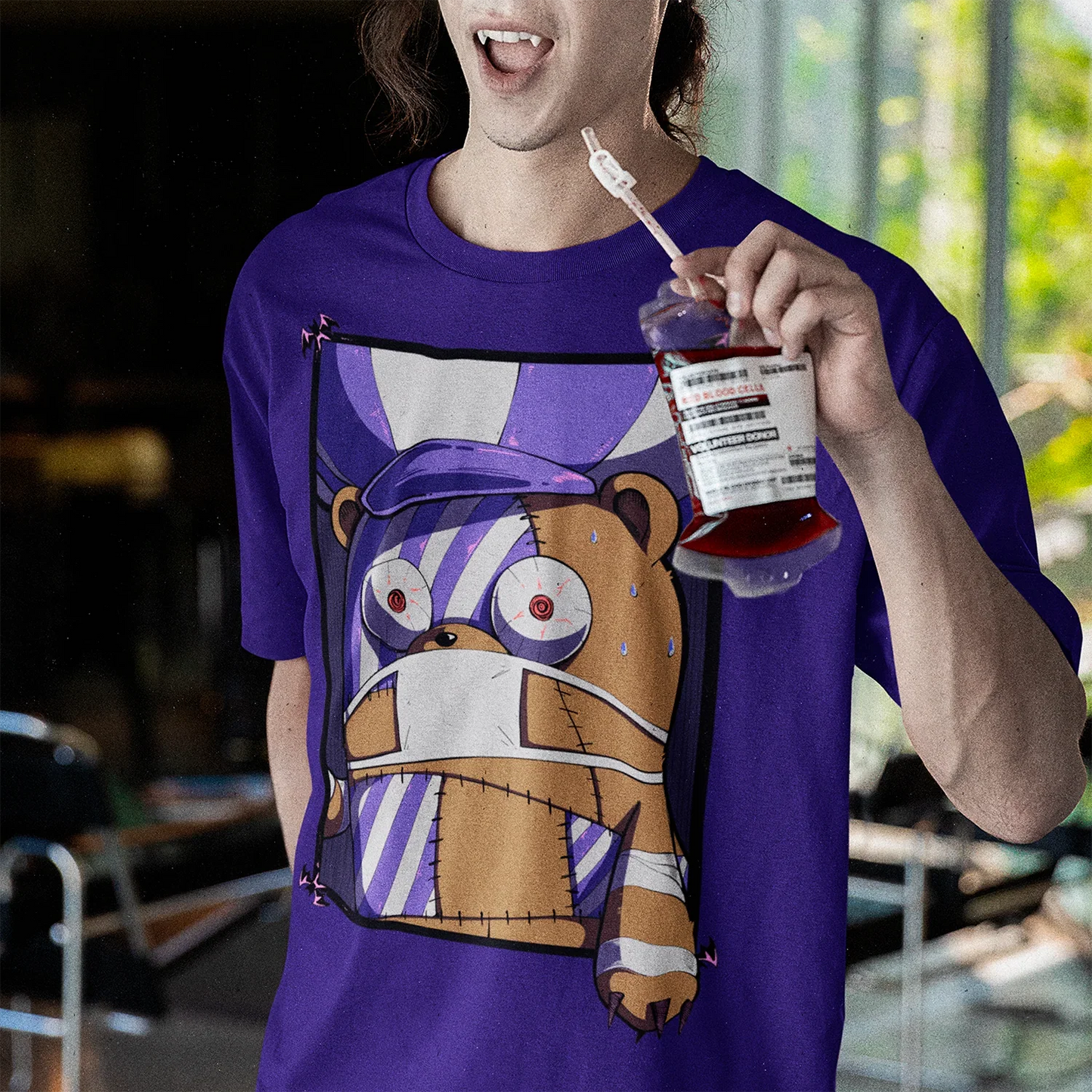 Hombre usando Polera color morado con ilustracion de Kumachi de One Piece en Halloween