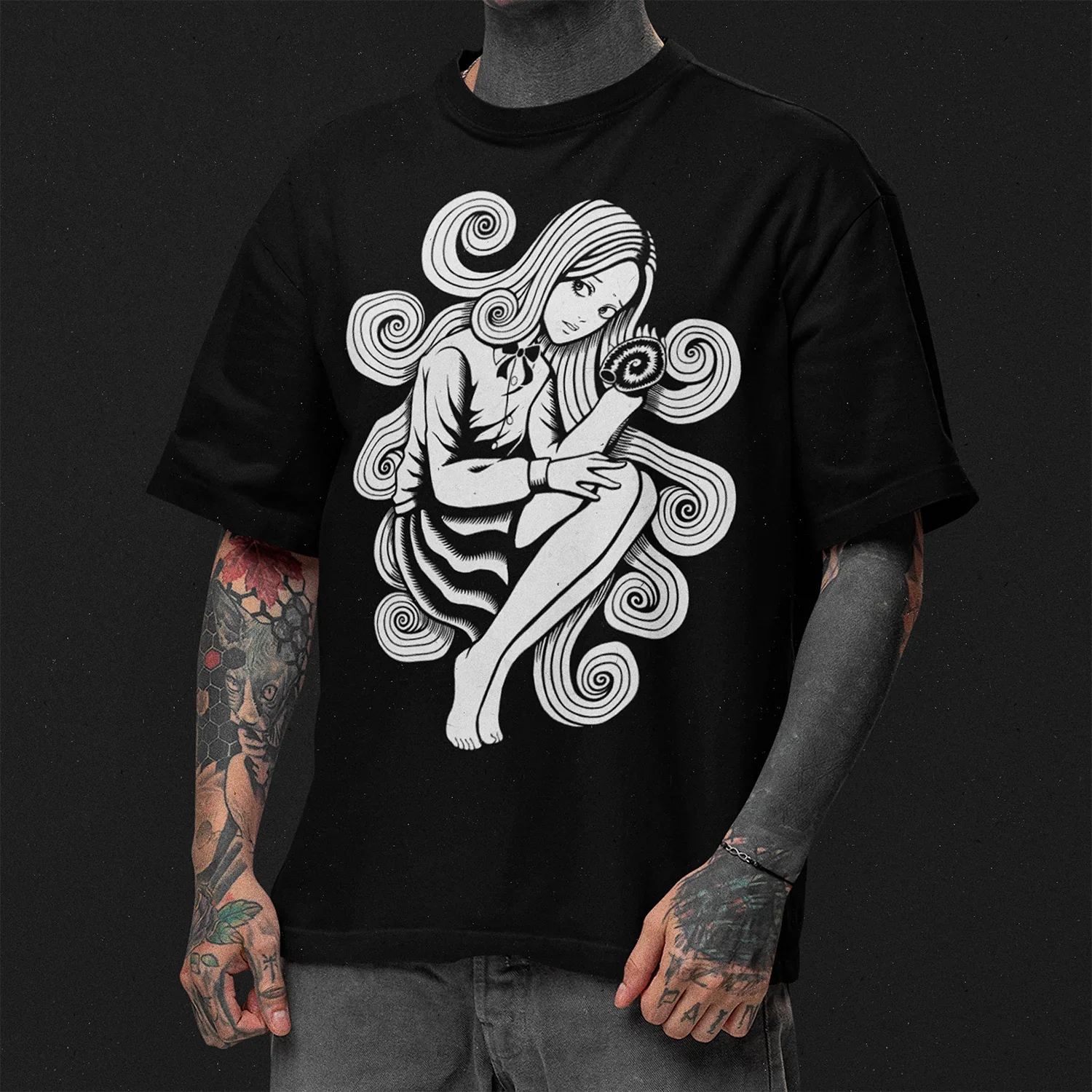 Hombre usando Polera color negro con ilustracion de Kirie Goshima de Uzumaki en blanco y negro