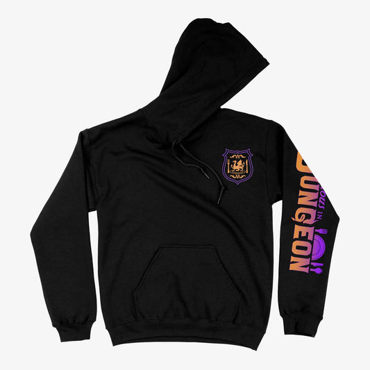 Hoodie negro de Dungeon Meshi con un pequeno escudo del grupo de Laios en el pecho izquierdo y texto del anime en la manga