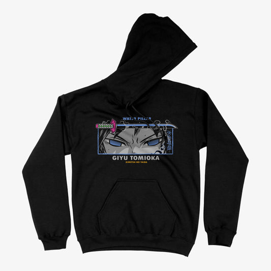Hoodie negro de Kimetsu no Yaiba con el diseño frontal de los ojos azules y el rostro de Giyu Tomioka, su espada Nichirin y la frase 'Water Pillar' en un estilo neon
