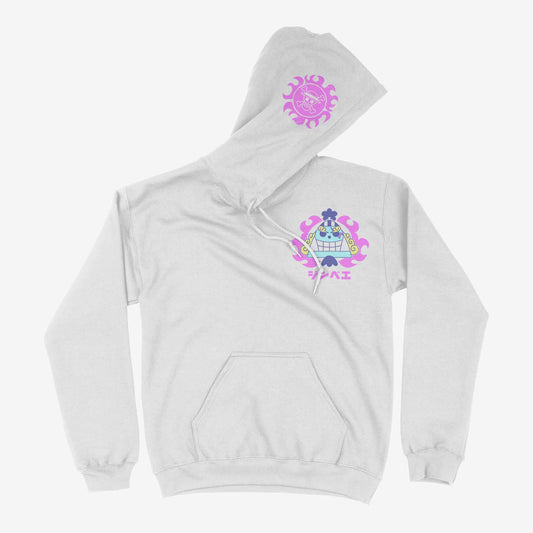 Hoodie blanco de One Piece, mostrando en el pecho un diseño estilizado de Jinbe con texto en japonés y el Jolly Roger de los Piratas del Sol.