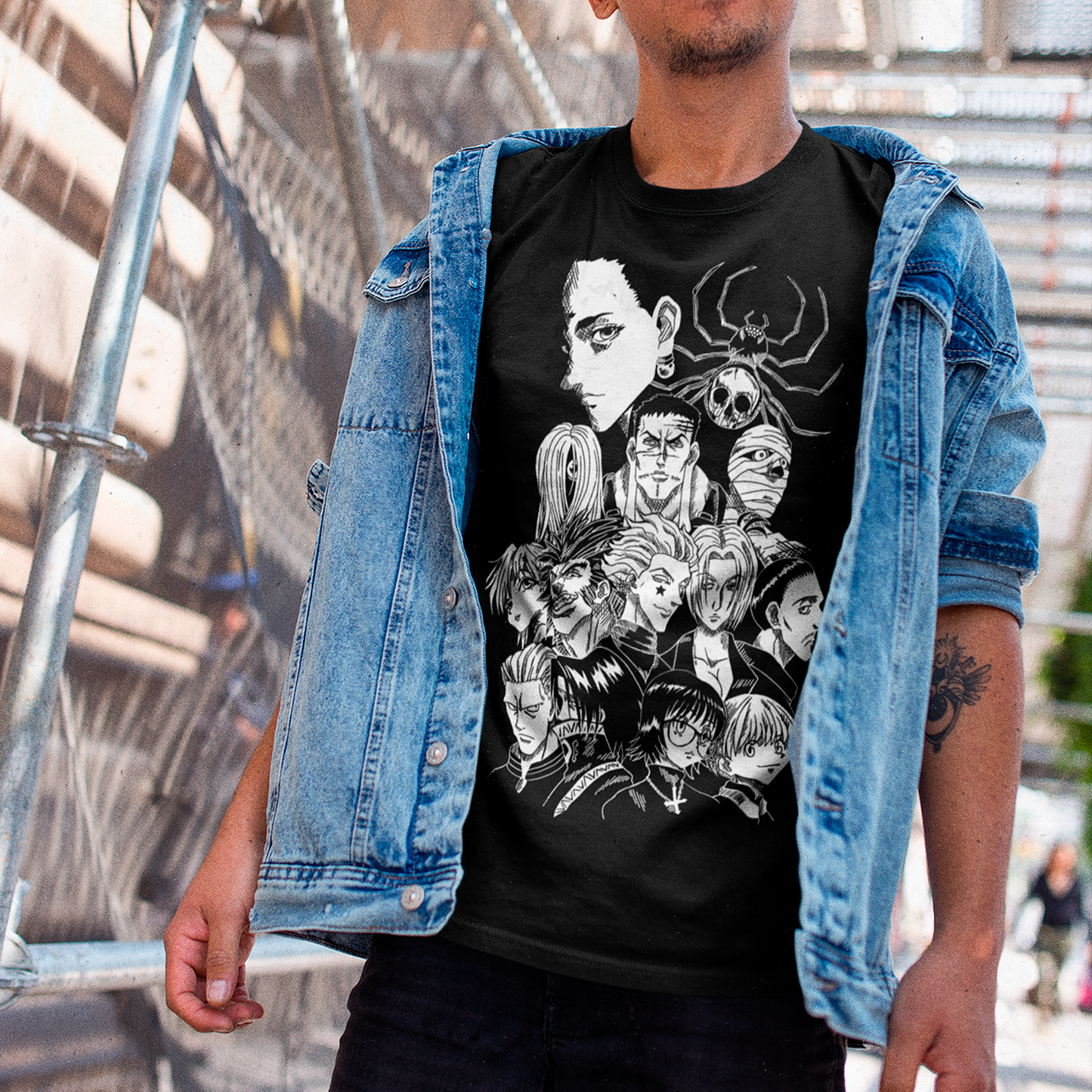 Modelo Usando Polera negra de la Brigada Fantasma Gen'ei Ryodan