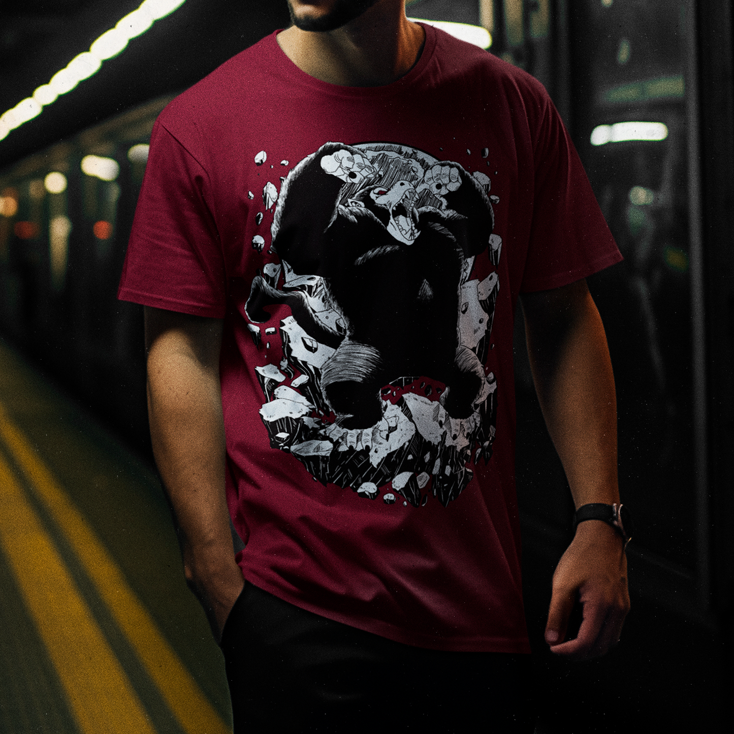 Modelo usando Polera Burdeo Oozaru Dragon Ball