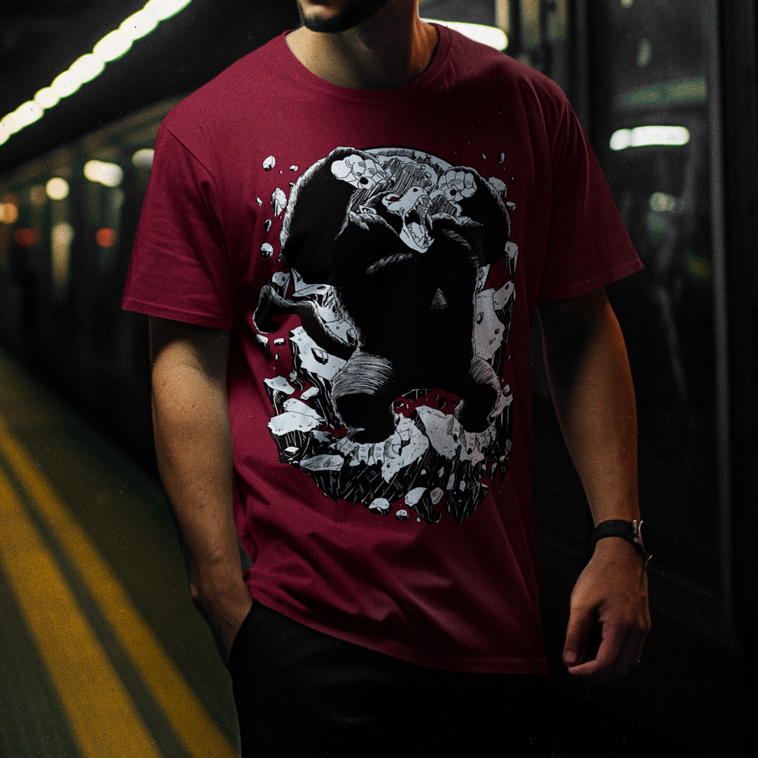 Modelo usando Polera Burdeo Oozaru Dragon Ball