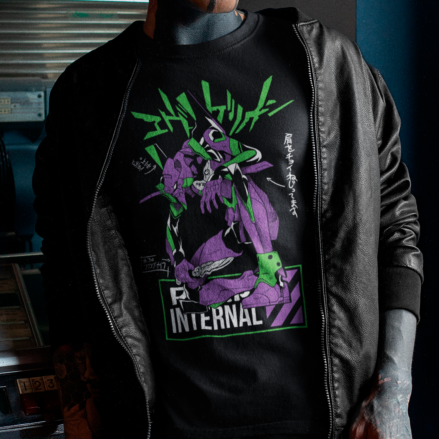Modelo usando Polera EVA-01 Evangelion