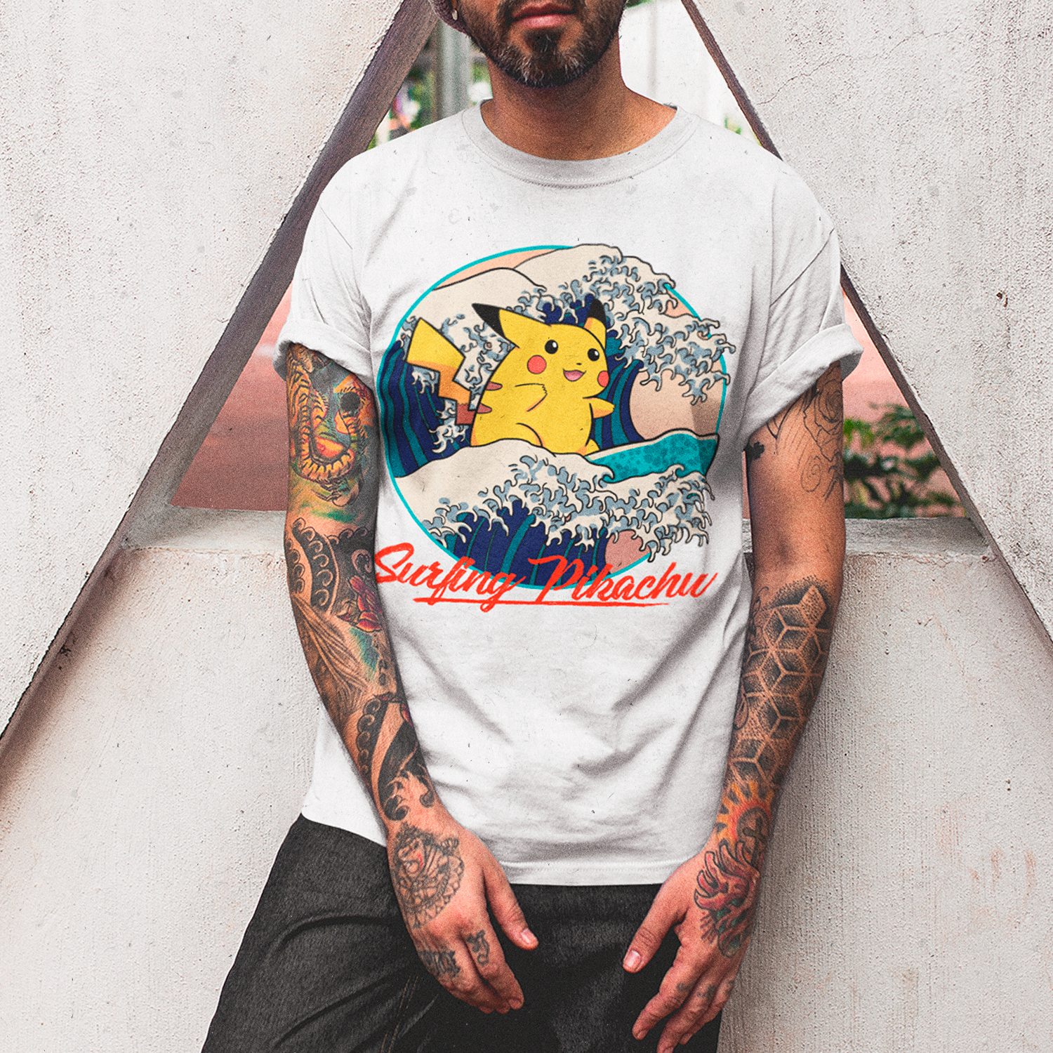 Modelo usando Polera Surfing Pikachu Pokémon blanco