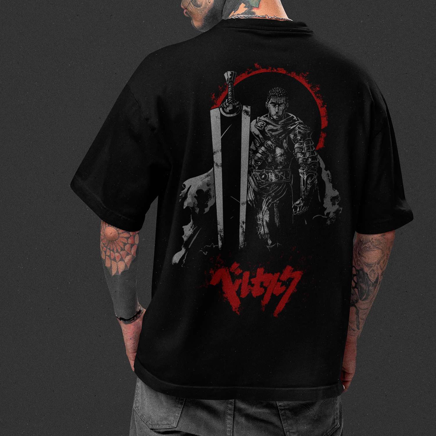 Modelo usando polera Guts Berserk con estampado en la espalda
